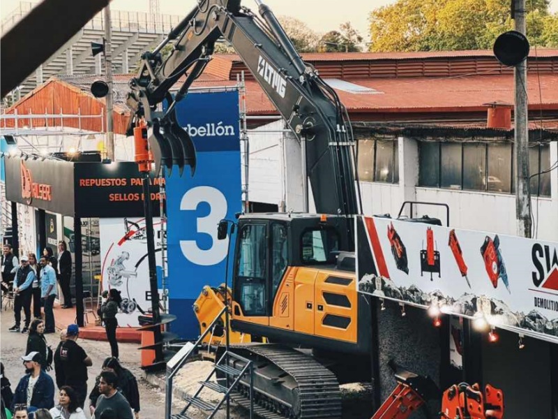 Uruguayan Customer Showcases 23-Ton Excavator at Local Industry Exhibition
