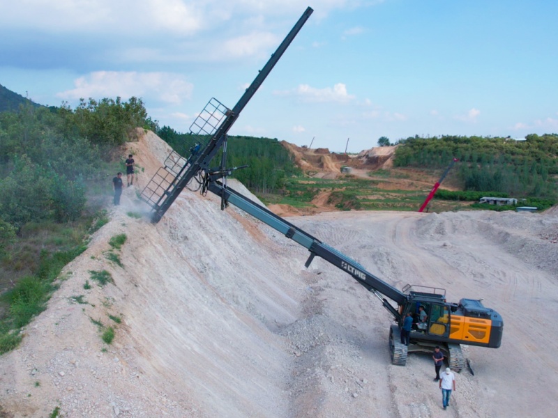Synergistische Effizienz: Warum das Duo aus Schwerbagger und Gabellader der Goldstandard für Bergbaubetriebe ist