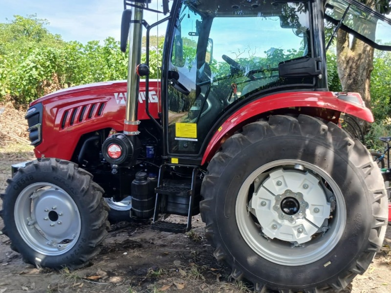 Ein Kunde in El Salvador nutzt einen LTMG LTB100 Traktor für landwirtschaftliche Arbeiten.